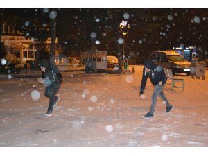 Yoğun kar yağışı vatandaşlara eğlenceli dakikalar yaşattı