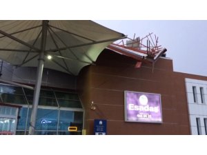Fırtına otobüs terminalinin çatısını uçurdu