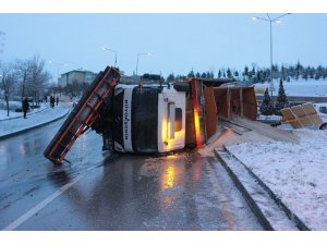 Başkent’te buzlu yolda tuzlama aracı devrildi