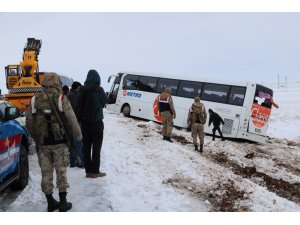 Yolcu otobüsü şarampole devrildi: 1’i ağır, 23 yaralı