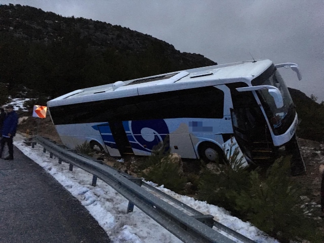 Antalya'da yolunda otobüs yoldan çıktı