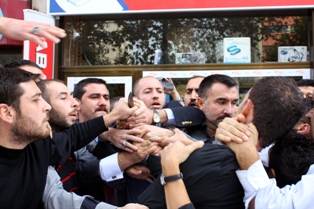 Alperenlerden Ak Parti'ye siyah çelenk