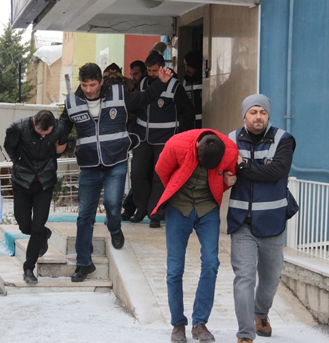 Bir ayda 11 evden hırsızlık yapmışlar