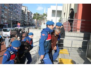 Hırsızlıkta kullandıkları aracı boyarken yakalandılar