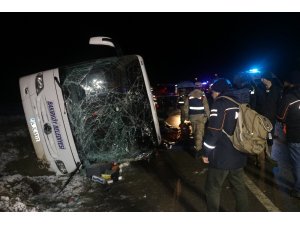 Amasya’da yolcu otobüsü devrildi: 2 ölü, 35 yaralı