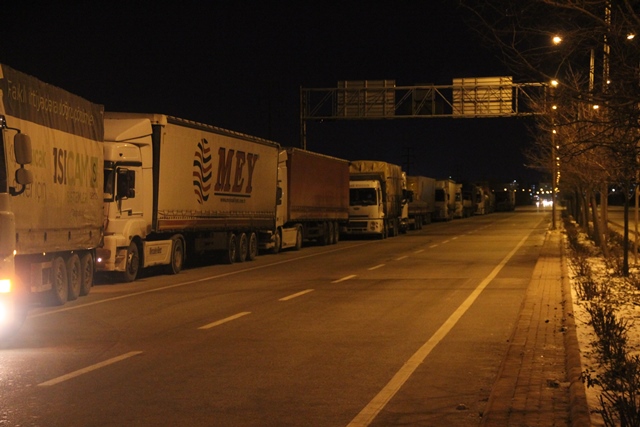 Tır ve kamyonlar trafiğe açıldı