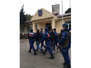 Jandarma çeşitli suçlardan aranan 13 kişiyi yakaladı