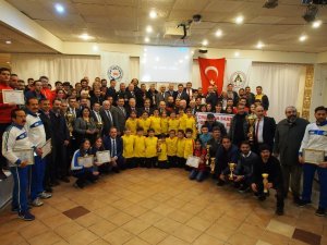Yağmur, çamur demeden amatör sporcuları fotoğrafladı