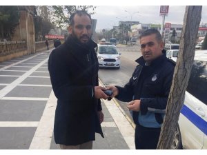 Zabıta bulduğu cüzdanı sahibine teslim etti