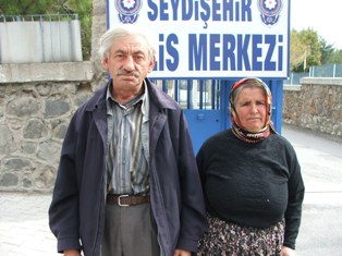 Emekli, banka önünde dolandırıldı