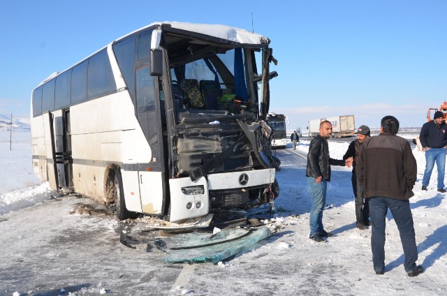 Konya’da işçi otobüsü tıra çarptı: 5 yaralı