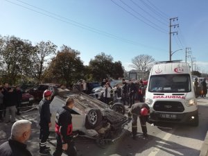 Kaza yapan araçlardan biri ters döndü: 2 yaralı