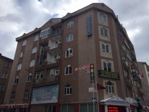 Yolda yürüyen kadının kafasına sarkıt düştü