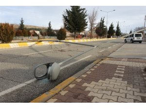 Şiddetli rüzgar elektrik direğini devirdi