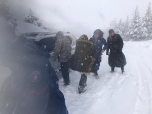 Karda mahsur kalan anne ile bebeğini jandarma kurtardı