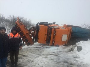 Bingöl’de kar temizleme aracı devrildi