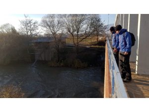 JAK timi Büyük Menderes Nehri’ne düşen şahsı arıyor