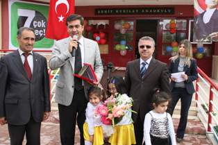 Eğitime katkıda bulunanlara plaket