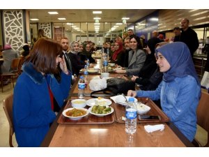 Çiğdem Karaaslan ve Rektör Bilgiç öğrenci sofrasında