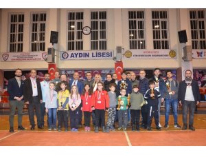 Satranç turnuvasının galipleri ödüllerini aldı