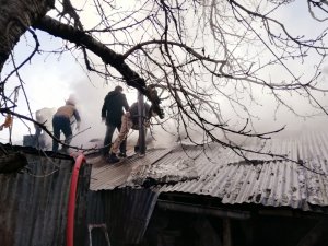 Elazığ’da yangın, iki evin çatısı zarar gördü