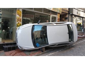 Otomobilin kaldırıma çıktığı kazada kendini yere atan yaya yaralandı