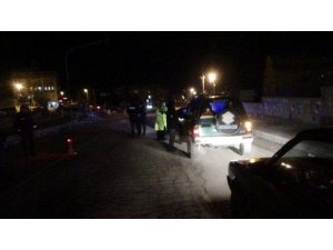 Polis uygulamasında aranan 2 kişi yakalandı