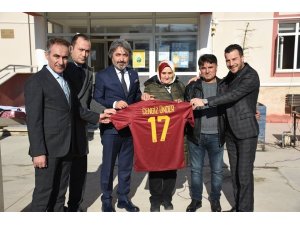 Cengiz Ünder’den Başkan Osman Kılıç’a forma