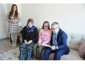 Evde eğitim alan öğrencinin karne sevinci