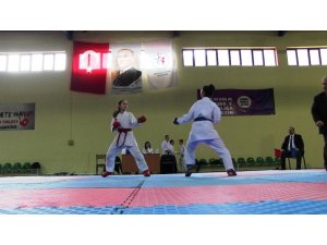 Minik Karateciler derece almak için mücadele etti.