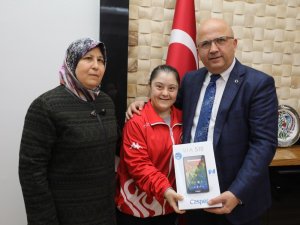 Down sendromlu milli sporcudan Başkan Çoban’a teşekkür ziyareti