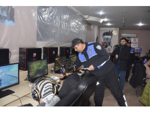 Adana’da okul önlerinde denetimler sürüyor