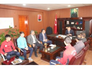 Başarılı sporcular Ağrı Milli Eğitim Müdürü Tekin’i ziyaret etti