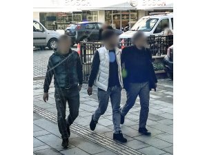 Kuşadası’nda 13 yıl hapisle aranan 2 zanlı yakalandı