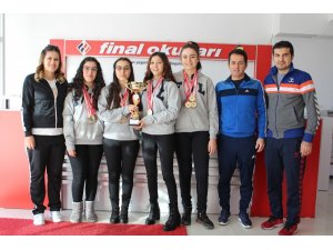 Finalli kızlar yüzmede il birincisi