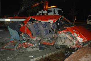 Paramparça olan otomobilden sağ kurtuldu