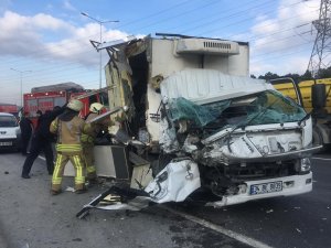 Kamyonla kamyonet çarpıştı: 1 yaralı