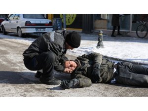 Kurye, motosikletiyle buzlu yolda kaza yaptı
