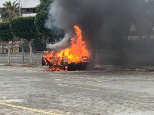 Seyir halindeyken motorundan duman çıkan araç alev topuna döndü