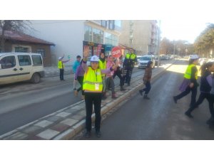 Minik öğrenciler uygulamalı trafik denetiminde hatalı sürücülere ceza yazdı