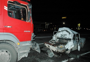 Kamyon otomobili biçti: 1 ölü, 2 yaralı