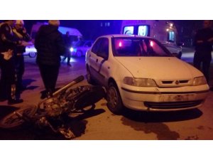 Otomobille çarpışan motosikletli yaralandı