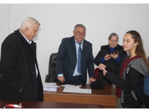 Adayların sırasını sokaktan geçen genç kız belirledi