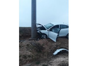 Otomobil elektrik direğine çarptı: 2 Yaralı