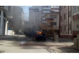 Alev topuna dönen araçtan son anda kurtuldular