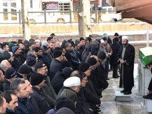 Annesini kurtarmak isterken ağabeyi tarafından öldürüldü