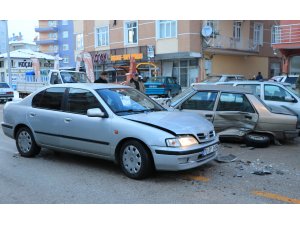 Karaman'da iki otomobil çarpıştı: 2 yaralı