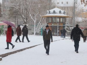 Buzlu ve karlı yollarda kayıp düşmeyi hafife almayın