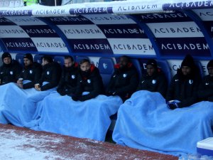 Battaniye ile oturdular