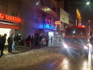 İş merkezinde yangın çıktı, tatlıcı tatlılarını kaçırdı